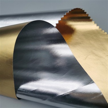 Listamaðurinn endurnýtir hugsandi efni til að búa til nostalgíska og rómantís...